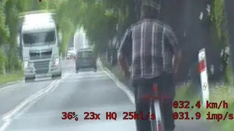 "Wężykiem" po krajowej 22. Rowerzysta miał prawie 3,5 promila