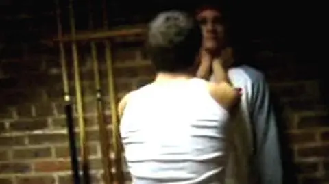 Dzieci podduszają się dla zabawy