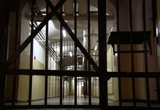 Podejrzani o znęcanie się nad niepełnosprawnym mężczyzną usłyszeli zarzuty, jeden z nich trafił do aresztu