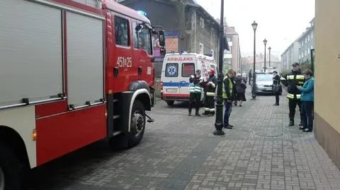Niemal 600 osób ewakuowano ze szkoły w Kamiennej Górze. 11 osób trafiło do szpitala