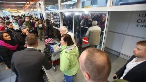 Turyści wracający z Tunezji na warszawskim lotnisku Okęcie