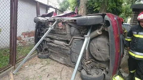 Łódź: auto przebiło się przez ogrodzenie, zatrzymało na boku