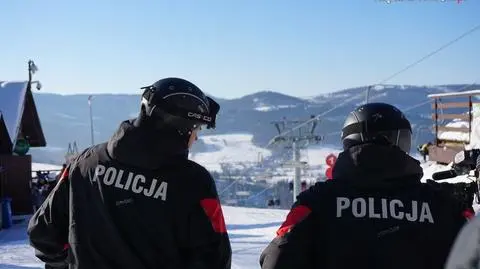 Wyciągnęli z zaspy snowboardzistę. Pijany zaatakował policjantów