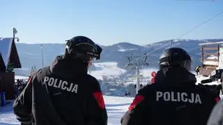 Policjanci na stoku narciarskim