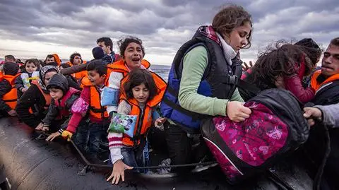 Przez Turcję do Grecji od 2015 roku przybyły setki tysięcy uchodźców i imigrantów (wideo archiwalne)