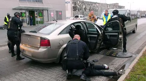 Międzynarodowy gang handlarzy ludźmi rozbity. 
15 tys. dolarów za przerzut z Wietnamu do Polski