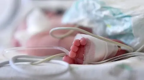Zmarł dwumiesięczny chłopiec. Prokuratura: pobił go ojciec