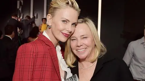 Charlize Theron o zastrzeleniu ojca przez matkę w obronie własnej
