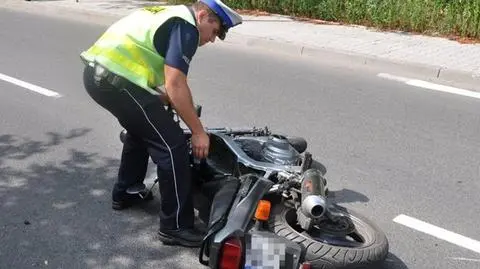 Motocyklista bez prawka potrącił policjanta