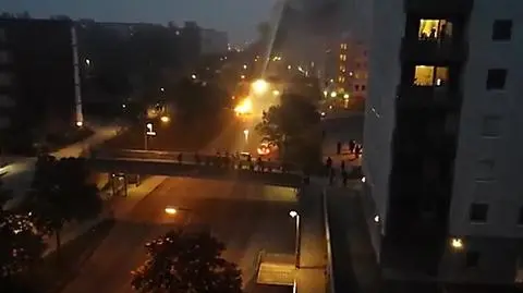 Starcia z policją i płonące samochody na przedmieściach Sztokholmu