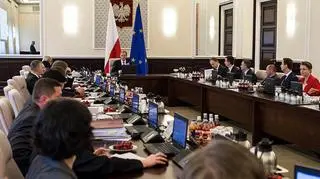 Prawo pozwala na powołanie tylko jednego sekretarza i kilku podsekretarzy w resortach 