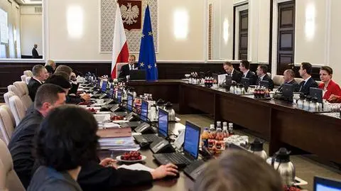 Przegląd prasy: w resortach przybywa sekretarzy stanu. Wbrew prawu