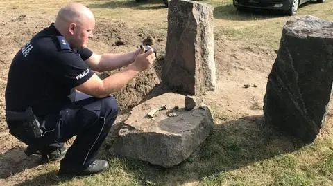 Policjanci odzyskali kilkanaście zabytkowych drogowskazów