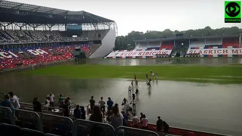 Zabrze. Piłkarze musieli zejść ze stadionu - zamienił się w kałużę