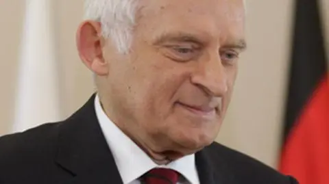 Buzek: Do wzięcia 300 mld zł. Rząd ma silną pozycję