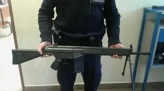 Mężczyzna straszył kobietę tą repliką broni 