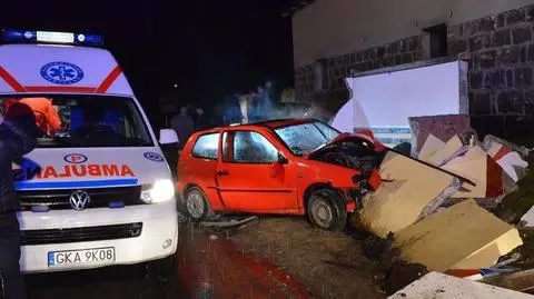 Węsiory: Wjechała autem w wiatę. Ranny 64-latek