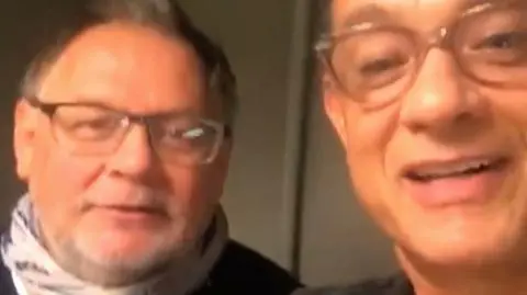 Tom Hanks składa życzenia, śpiewa po polsku. Pomaga mu Janusz Kamiński