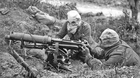 Obsada brytyjskiego karabinu maszynowego Vickers w maskach przeciwgazowych. Bitwa nad Sommą w 1916 roku