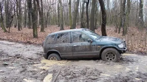 Zakopał się w błocie. Samochód porzucił na kilka dni