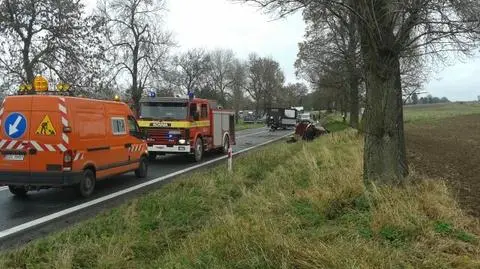 Zderzenie samochodu osobowego z ciężarówką pod Jelenią Górą. Nie żyje 23-latka