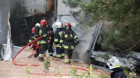 Strażacy gasili płonące tiry