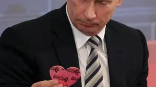 Zaskoczony upominkiem prezydent Rosji