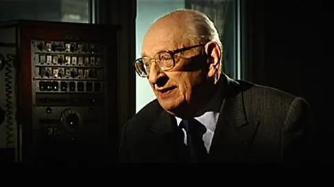 Prof. Bartoszewski podczas wojny był więźniem Auschwitz. Później służył w AK. 