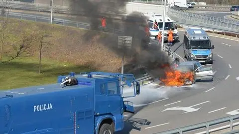 Policjanci wozem z armatką wodną ugasili płonący samochód