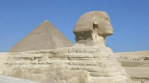 Grupowy seks pod piramidami? Wykluczone