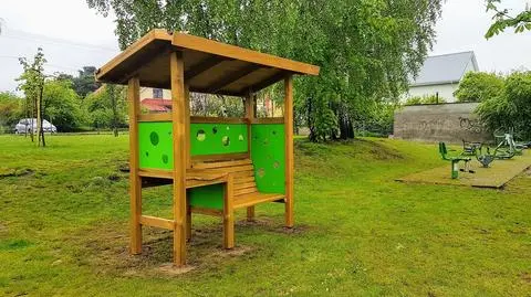 Rumia. W parkach stanęły dwie ławki dla karmiących matek
