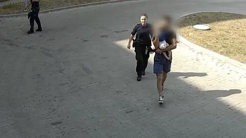 Policjanci eskortowali auto z mdlejącym dzieckiem