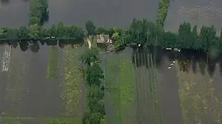 Kolejnym brytyjskim miastom grozi zalanie. Pod wodą są już Gloucester i Tewkesbury, ciagle rośnie poziom wody w uniwersyteckim Oxfordzie. (APTN)