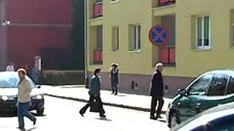 Policjanci potrącili 16-latkę. Babcia: Na masce ją wlekli