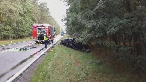 Dwóch kierowców zginęło w czołowym zderzeniu. Po deszczu trudne warunki jazdy