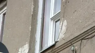 Chłopiec stał na parapecie na 3. piętrze kamienicy