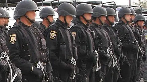 Meksykanie wyrzucają co 10 policjanta