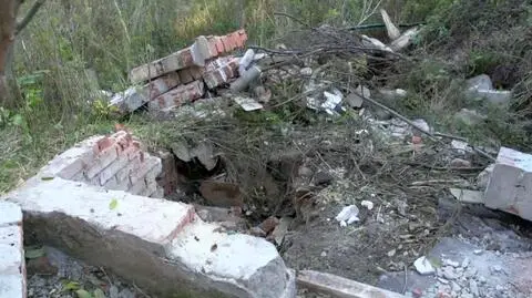 Latryna runęła na chłopca. Prokuratura: budynek był w złym stanie
