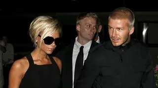 Tłum piszczących fanek przywitał Davida i Victorię Beckhamów w Stanach Zjednoczonych. W błysku fleszy, para przeszła przez lotnisko i pojechała do swojej willi. (Reuters, APTN)