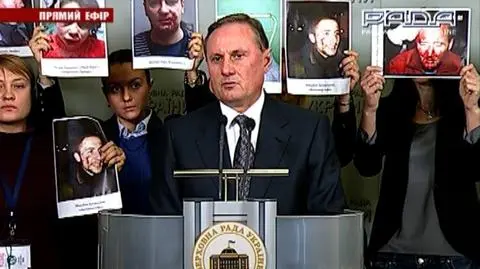 "Czym zmywa pan krew ze swoich rąk?" Deputowani ze zdjęciami pobitych w tle