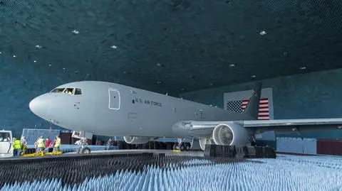 KC-46A w Edwards AFB. Test latającej cysterny w komorze bezodbiciowej