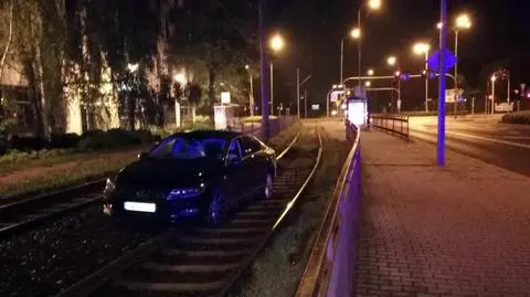 "Samochód stał na torach, a mężczyzna był wewnątrz"