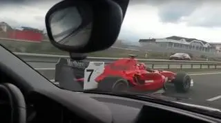 Czerwony bolid na czeskiej autostradzie