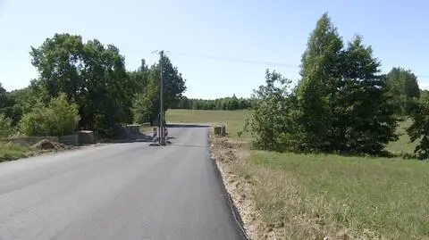 Pomorskie: słup na środku drogi