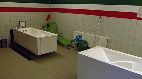 Czyszczą wanny dla piłkarzy