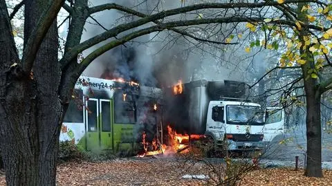 Zderzenie ciężarówki z tramwajem. Pojazdy stanęły w płomieniach