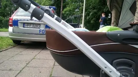 Jechał rowerem, zahaczył wózek. Dziecko wypadł na chodnik
