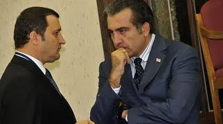 Prezydent (po prawej) od miesięcy szuka dla siebie miejsca po przegranych dla jego partii wyborach