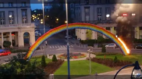 Straż miejska, zraszacze, monitoring. A warszawska tęcza znowu spłonęła