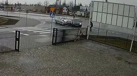 Śrem. Pieszy uniknął potrącenia po zderzeniu dwóch aut [Wideo]